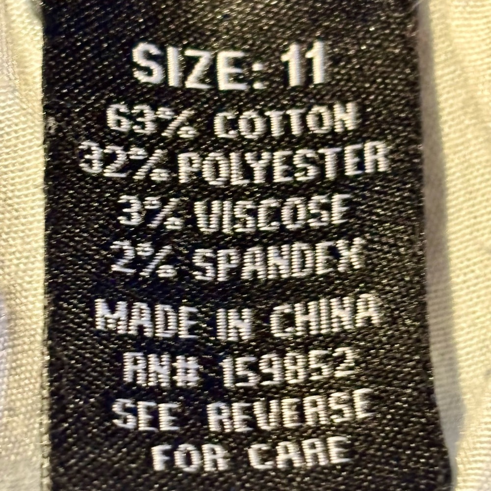 ⭐️Fire & Rain Y2K Style Light Wash Back Pockets Cross Rhinestone Accents Jeans⭐️ - Picture 7 of 9
